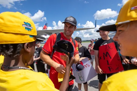 Little Leaguers greet arriving MLB players
